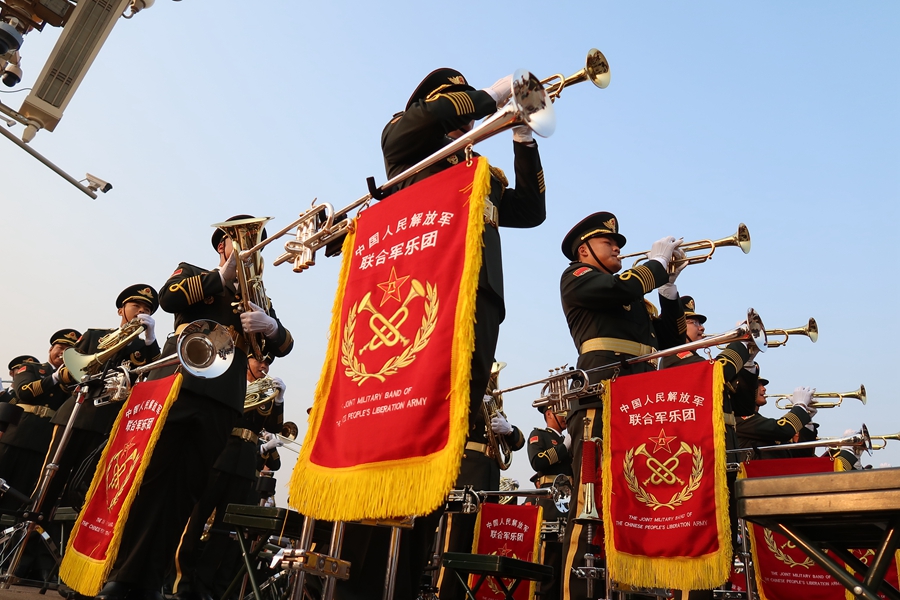 解放軍聯合軍樂團在廣場就位后進行準備工作和試奏。據了解,解放軍聯合軍樂團此次演奏是從開國大典至今歷次閱兵以來演奏曲目最多的一次,不少曲目是為此次閱兵量身打造的全新作品,此次也是歷次女演奏員最多的一次。