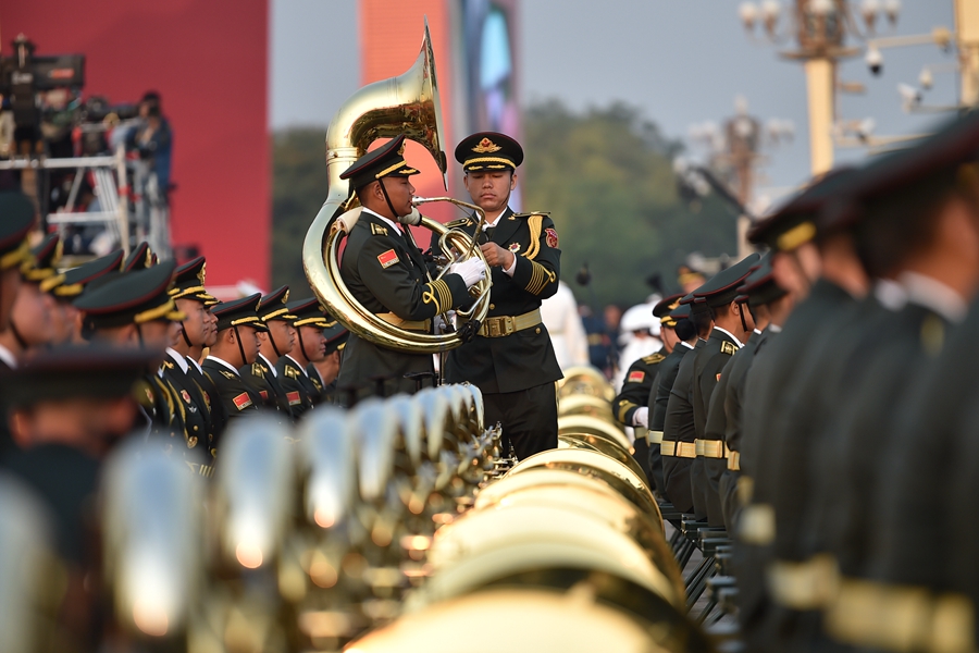 解放軍聯合軍樂團在廣場就位后進行準備工作和試奏。據了解,解放軍聯合軍樂團此次演奏是從開國大典至今歷次閱兵以來演奏曲目最多的一次,不少曲目是為此次閱兵量身打造的全新作品,此次也是歷次女演奏員最多的一次。
