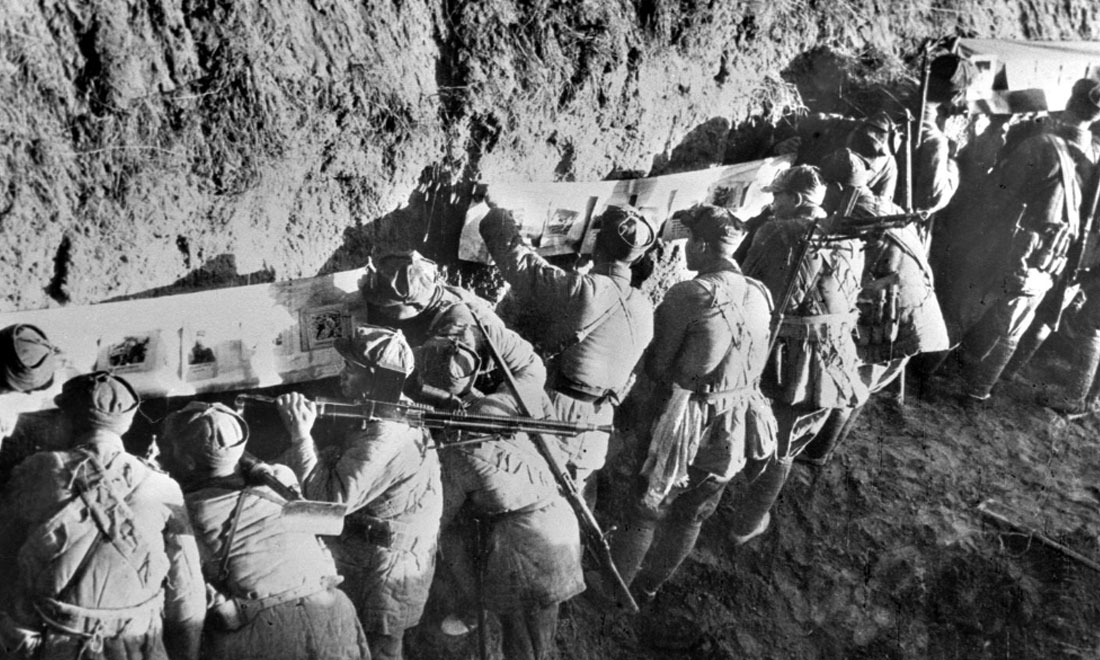 1948年冬，淮海戰役期間，雙堆集前沿陣地舉辦的戰地影展，深受解放軍戰士歡迎。新華社稿  袁克忠攝