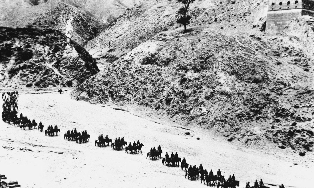 1937年11月太原失守后，八路軍向華北敵后挺進，分兵發動群眾，開展敵后游擊戰爭，創建敵后根據地。新華社稿　沙飛攝