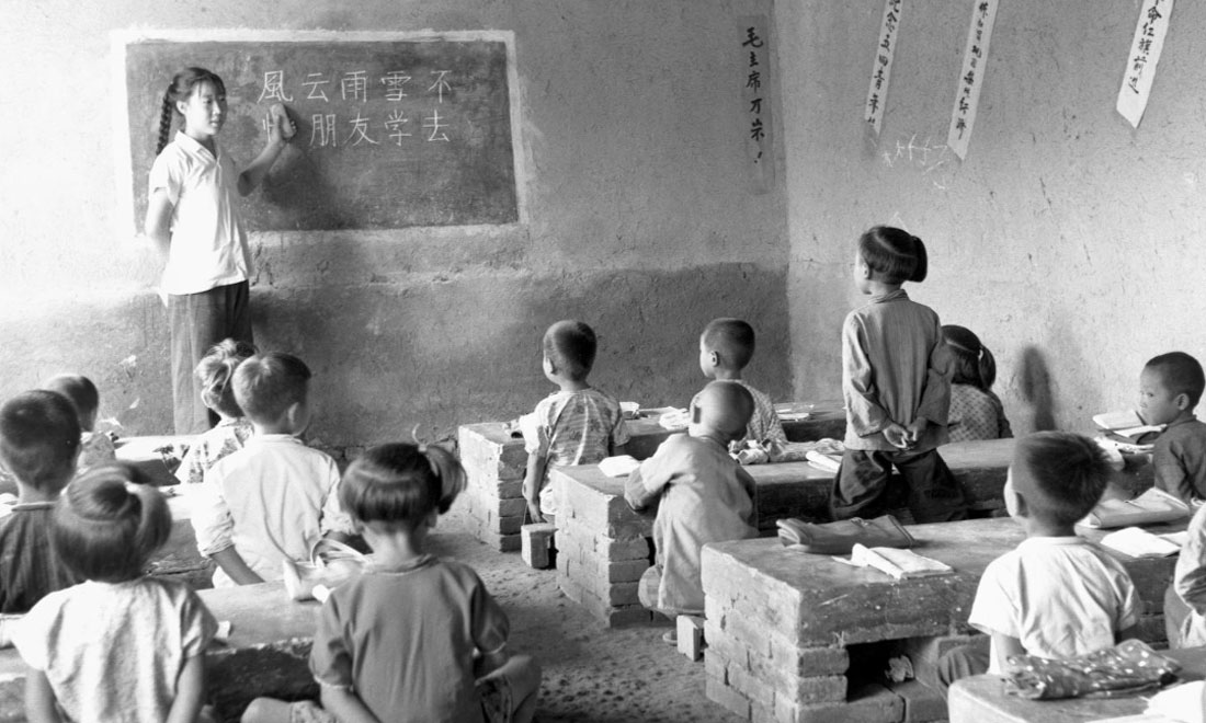 1964年夏，河北省壩縣煎茶鋪公社西煎大隊，一所耕讀小學的學生們在上課。新華社記者梁一丁攝
