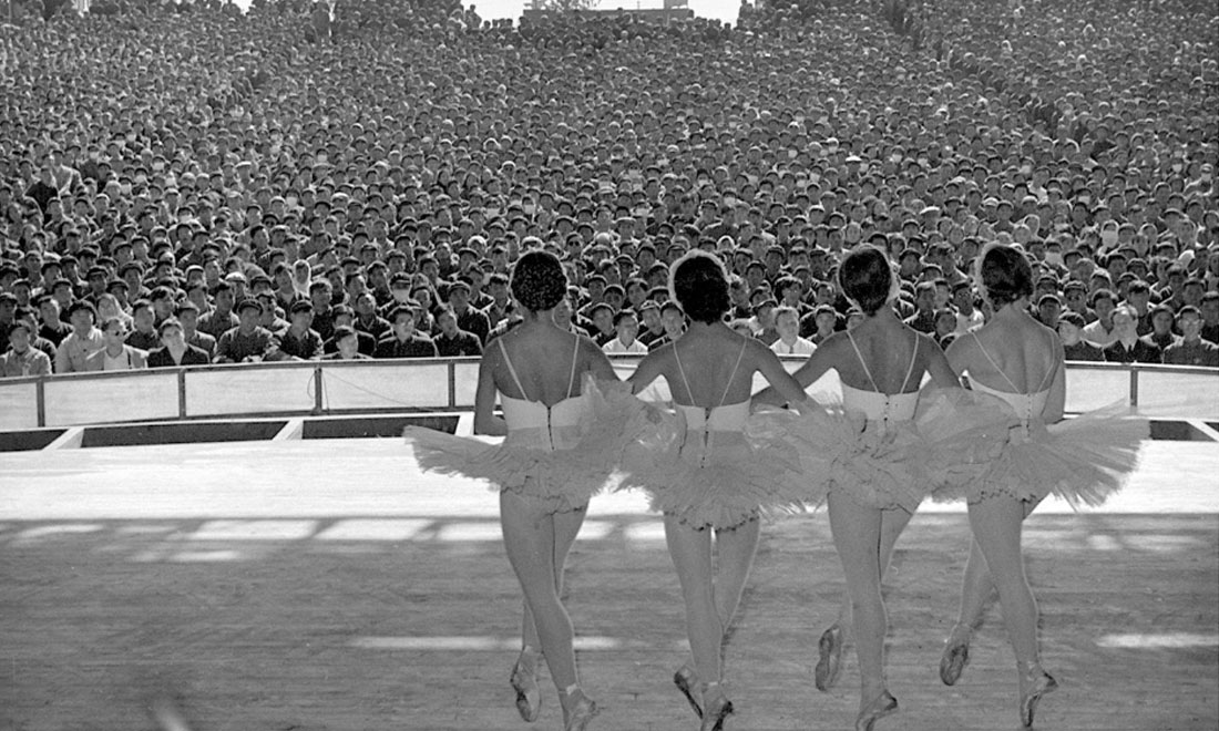 1957年10月，蘇聯國立新西伯利亞歌劇芭蕾舞劇院為北京石景山鋼鐵廠工人演出。新華社記者鄭震孫攝