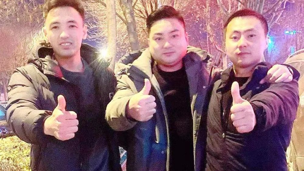 熱點快追｜路面結冰大貨車開始溜車！24塊“救命石”幫助緊急脫險