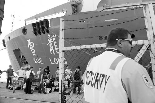 21日，雪龍號正準備從澳大利亞的弗里曼特爾港啟程，前往MH370航班失聯疑似海域。