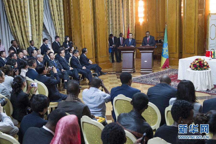 5月4日，國務院總理李克強在亞的斯亞貝巴與埃塞俄比亞總理海爾馬里亞姆舉行會談。這是會談后，李克強與海爾馬里亞姆共同會見記者。 新華社記者 王曄 攝