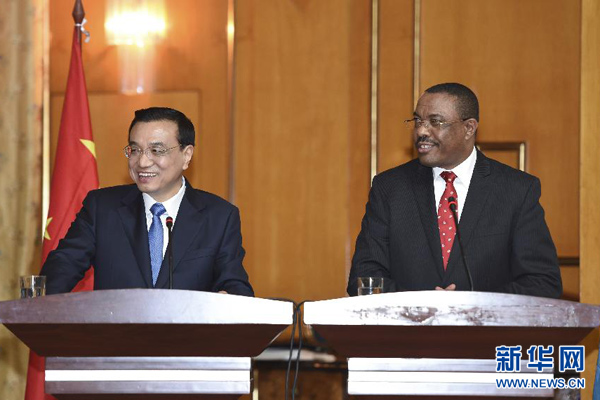 5月4日，國務院總理李克強在亞的斯亞貝巴與埃塞俄比亞總理海爾馬里亞姆舉行會談。這是會談后，李克強與海爾馬里亞姆共同會見記者。 新華社記者 李學仁 攝