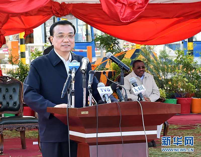 5月5日，國務院總理李克強與埃塞俄比亞總理海爾馬里亞姆共同出席亞的斯亞貝巴-阿達瑪高速公路一期竣工揭牌典禮，并為二期工程開工奠基剪彩。這是李克強在典禮上致辭。新華社記者 李濤 攝 