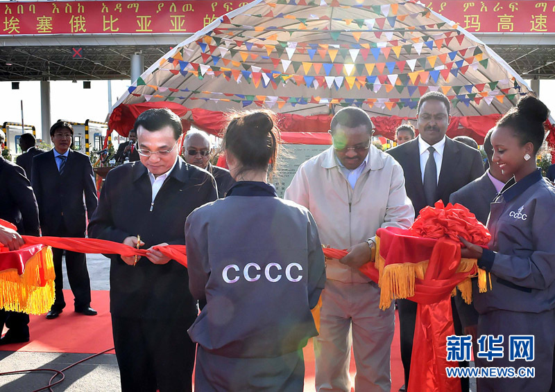 5月5日，中國國務院總理李克強與埃塞俄比亞總理海爾馬里亞姆共同出席亞的斯亞貝巴-阿達瑪高速公路一期竣工揭牌典禮，并為二期工程開工奠基剪彩。這是李克強與海爾馬里亞姆共同為亞的斯亞貝巴-阿達瑪高速公路二期工程開工剪彩。新華社記者 李濤 攝 