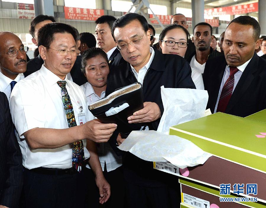 5月5日，中國國務(wù)院總理李克強在埃塞俄比亞總理海爾馬里亞姆陪同下參觀東方工業(yè)園。這是李克強在生產(chǎn)車間聽取負(fù)責(zé)人介紹生產(chǎn)情況。新華社記者 李濤 攝