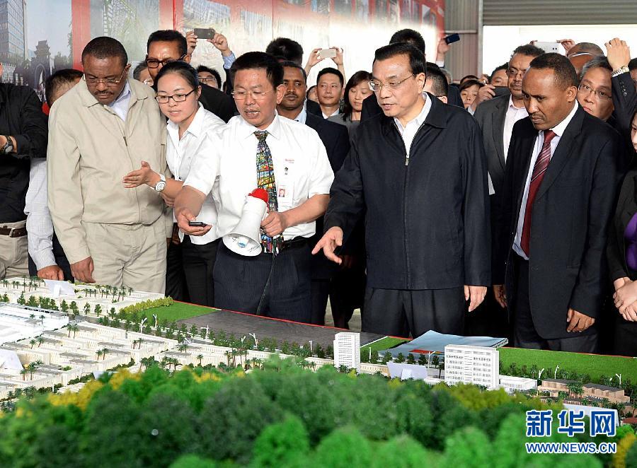  5月5日，中國國務(wù)院總理李克強在埃塞俄比亞總理海爾馬里亞姆陪同下參觀東方工業(yè)園。這是李克強與海爾馬里亞姆（左一）一起觀看工業(yè)園沙盤展示。新華社記者 李濤