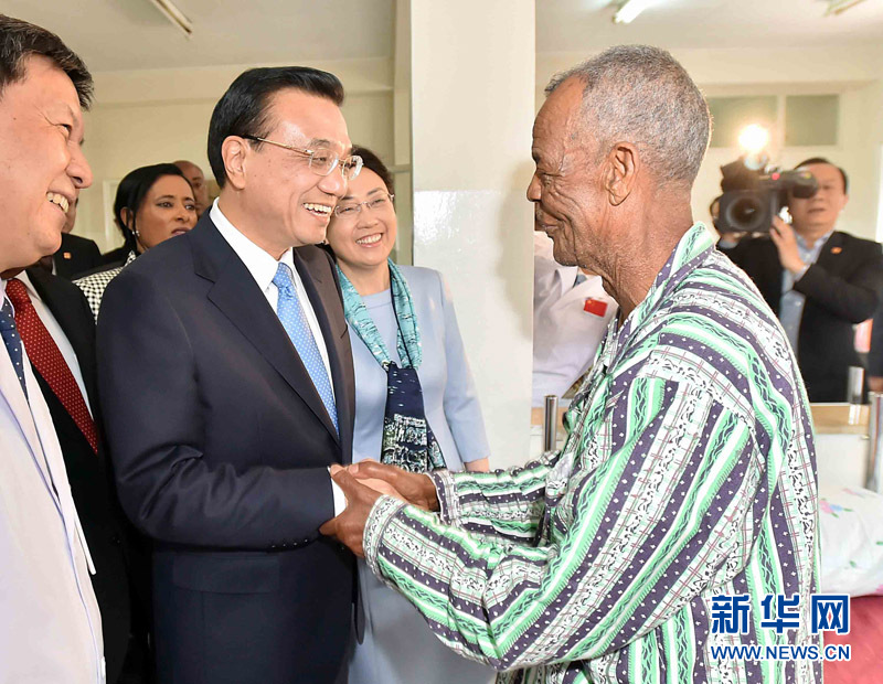 5月6日，中國國務院總理李克強與埃塞俄比亞總統(tǒng)穆拉圖一同來到亞的斯亞貝巴阿勒塔醫(yī)院，看望受益于中國免費白內障手術&ldquo;光明行&rdquo;活動的埃塞俄比亞患者。新華社記者 李濤 攝 