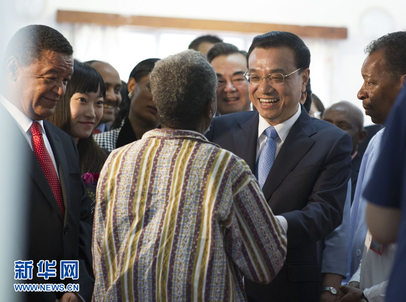 5月6日，中國國務院總理李克強與埃塞俄比亞總統(tǒng)穆拉圖一同來到亞的斯亞貝巴阿勒塔醫(yī)院，看望受益于中國免費白內障手術&ldquo;光明行&rdquo;活動的埃塞俄比亞患者。新華社記者 謝環(huán)馳 攝 