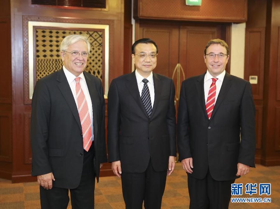 5月10日，國務院總理李克強在內羅畢會見聯合國環境規劃署執行主任施泰納（右）和聯合國人居署執行主任克洛斯。 新華社記者 丁林 攝 