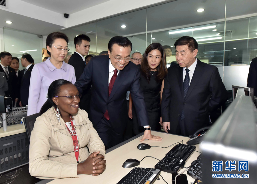 5月11日，中國國務(wù)院總理李克強(qiáng)在肯尼亞首都內(nèi)羅畢看望并慰問中央電視臺非洲分臺員工。 新華社記者 李濤 攝 