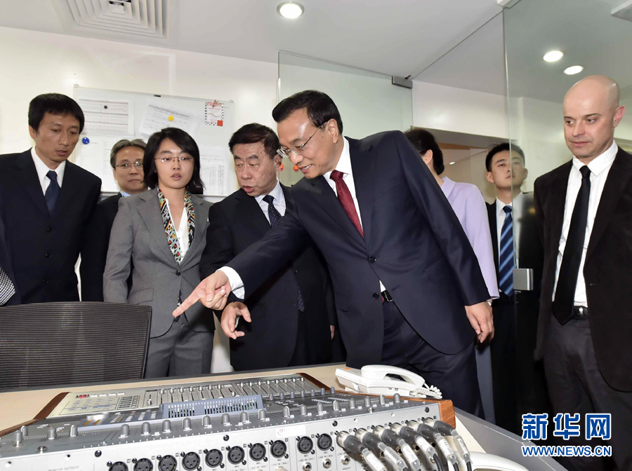 5月11日，中國國務(wù)院總理李克強(qiáng)在肯尼亞首都內(nèi)羅畢看望并慰問中央電視臺非洲分臺員工。 新華社記者 李濤 攝 