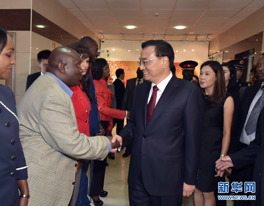 5月11日，中國國務(wù)院總理李克強(qiáng)在肯尼亞首都內(nèi)羅畢看望并慰問中央電視臺非洲分臺員工。 新華社記者 李濤 攝 