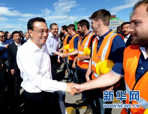 6月20日，國(guó)務(wù)院總理李克強(qiáng)與希臘總理薩馬拉斯共同考察中國(guó)遠(yuǎn)洋運(yùn)輸集團(tuán)比雷埃夫斯集裝箱碼頭。這是李克強(qiáng)和薩馬拉斯來(lái)到3號(hào)碼頭，同碼頭工人親切交流。新華社記者 李濤 攝 