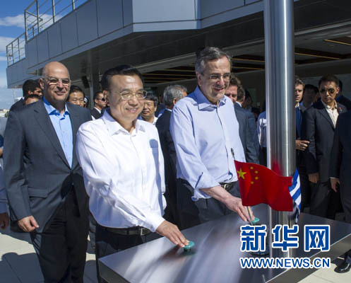 這是李克強(qiáng)與薩馬拉斯共同發(fā)出指令，一列滿(mǎn)載中國(guó)貨物的列車(chē)緩緩駛出比雷埃夫斯港，開(kāi)往中東歐目的地。新華社記者 王曄 攝