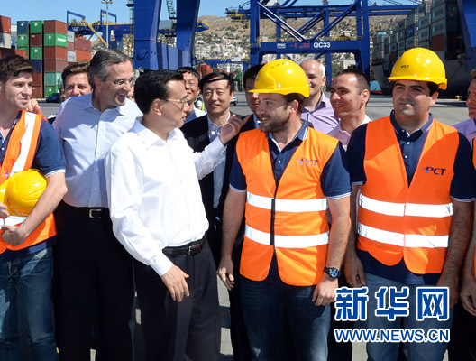 6月20日，國(guó)務(wù)院總理李克強(qiáng)與希臘總理薩馬拉斯共同考察中國(guó)遠(yuǎn)洋運(yùn)輸集團(tuán)比雷埃夫斯集裝箱碼頭。這是李克強(qiáng)和薩馬拉斯來(lái)到3號(hào)碼頭，同碼頭工人親切交流。新華社記者 李濤 攝