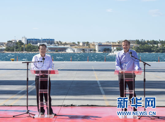 這是李克強(qiáng)和薩馬拉斯在3號(hào)碼頭發(fā)表講話(huà)。新華社記者 王曄 攝
