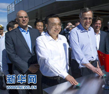 這是李克強(qiáng)與薩馬拉斯共同發(fā)出指令，一列滿(mǎn)載中國(guó)貨物的列車(chē)緩緩駛出比雷埃夫斯港，開(kāi)往中東歐目的地。新華社記者 王曄 攝