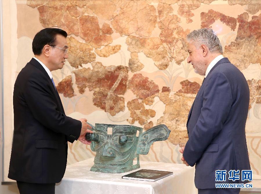6月21日，國務院總理李克強與希臘總理薩馬拉斯共同出席希臘伊拉克利翁博物館新館開館儀式并發(fā)表講話。這是李克強向伊拉克利翁博物館贈送三星堆出土文物復制品。新華社記者 龐興雷 攝 