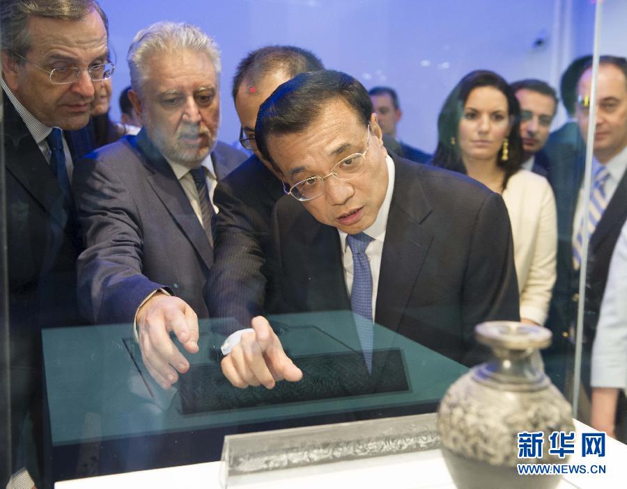  6月21日，國務院總理李克強與希臘總理薩馬拉斯共同出席希臘伊拉克利翁博物館新館開館儀式并發(fā)表講話。這是李克強在參觀博物館展品。新華社記者 黃敬文 攝 