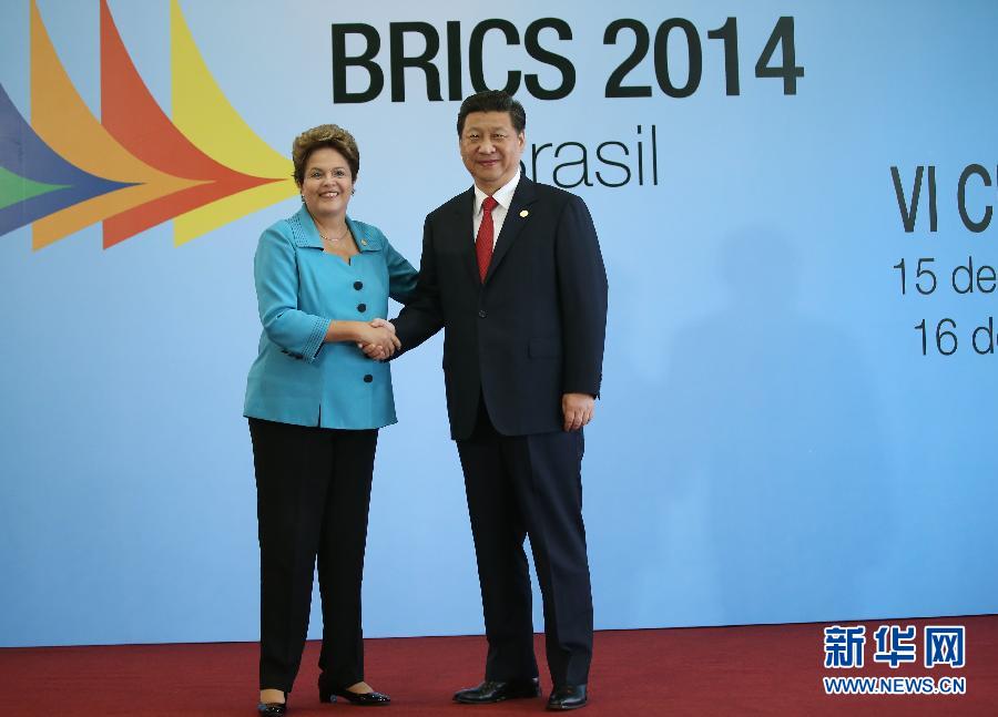 7月15日，國(guó)家主席習(xí)近平在巴西福塔萊薩出席金磚國(guó)家領(lǐng)導(dǎo)人第六次會(huì)晤。這是巴西總統(tǒng)羅塞夫迎接習(xí)近平主席。 新華社記者 蘭紅光 攝 