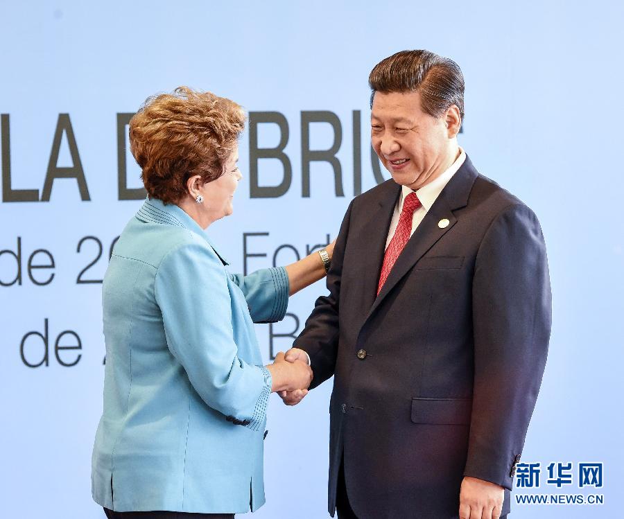 7月15日，國(guó)家主席習(xí)近平在巴西福塔萊薩出席金磚國(guó)家領(lǐng)導(dǎo)人第六次會(huì)晤。這是巴西總統(tǒng)羅塞夫迎接習(xí)近平主席。 新華社記者 李學(xué)仁 攝  