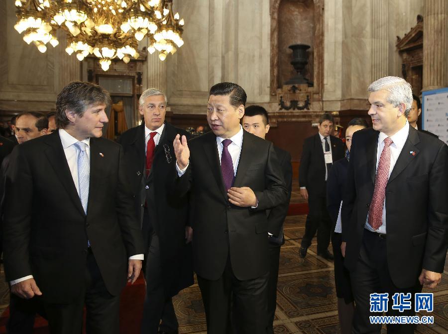 當(dāng)?shù)貢r(shí)間7月19日，國(guó)家主席習(xí)近平在布宜諾斯艾利斯會(huì)見阿根廷副總統(tǒng)兼參議長(zhǎng)布杜（前左）和眾議長(zhǎng)多明格斯（前右）。 新華社記者丁林?jǐn)z 