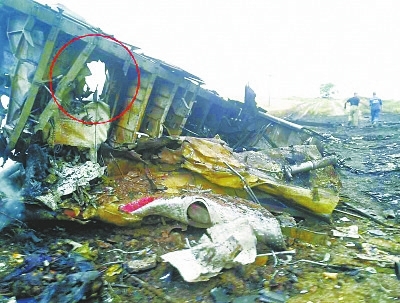 從這張殘骸照片來看,機(jī)身上有比臉盆略大的孔洞,破壞方向從機(jī)體外部沖向內(nèi)部,懷疑是導(dǎo)彈的戰(zhàn)斗部碎片擊中的一塊區(qū)域。