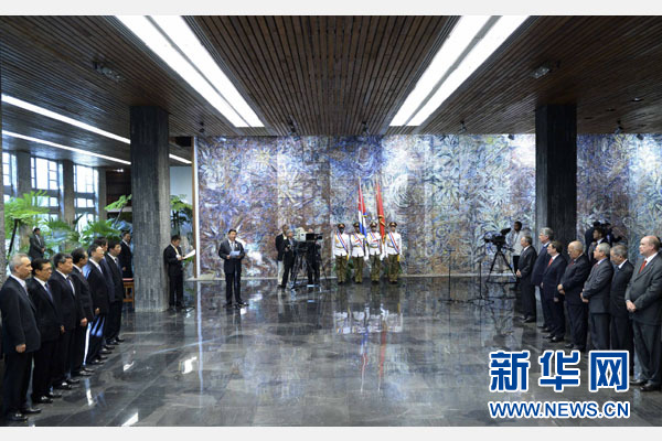 當(dāng)?shù)貢r(shí)間7月22日，國(guó)家主席習(xí)近平在哈瓦那接受古巴政府授予的&ldquo;何塞&middot;馬蒂&rdquo;勛章。古巴國(guó)務(wù)委員會(huì)主席兼部長(zhǎng)會(huì)議主席勞爾&middot;卡斯特羅為習(xí)近平佩戴勛章。新華社記者馬占成攝