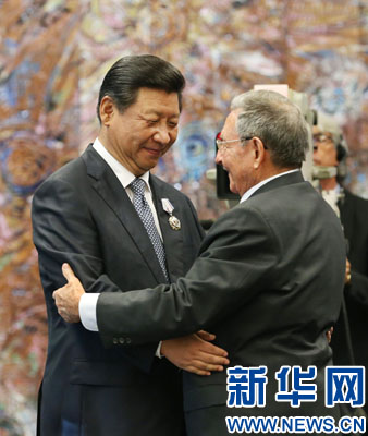 當(dāng)?shù)貢r(shí)間7月22日，國(guó)家主席習(xí)近平在哈瓦那接受古巴政府授予的&ldquo;何塞&middot;馬蒂&rdquo;勛章。古巴國(guó)務(wù)委員會(huì)主席兼部長(zhǎng)會(huì)議主席勞爾&middot;卡斯特羅為習(xí)近平佩戴勛章。新華社記者劉衛(wèi)兵攝