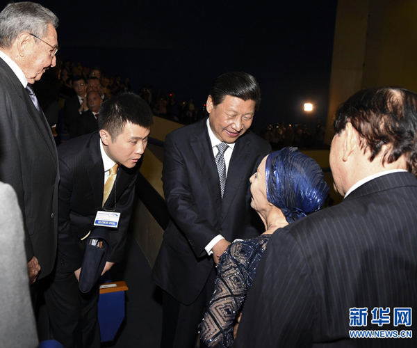     當地時間7月22日，國家主席習近平在哈瓦那與古巴國務委員會主席兼部長會議主席勞爾&middot;卡斯特羅共同觀看中古芭蕾舞聯合演出。新華社記者李學仁攝 