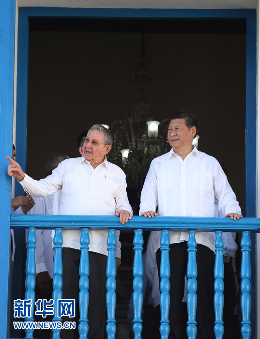 這是習近平在勞爾陪同下參觀圣地亞哥市政府時一同走上二層陽臺。1959年1月1日，菲德爾&middot;卡斯特羅就是站在這里宣布古巴革命勝利。新華社記者蘭紅光 攝 