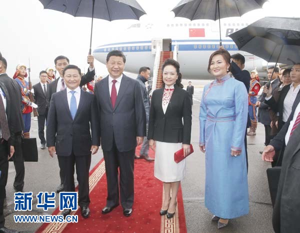 8月21日，國(guó)家主席習(xí)近平抵達(dá)烏蘭巴托，開始對(duì)蒙古國(guó)進(jìn)行國(guó)事訪問。習(xí)近平和夫人彭麗媛在機(jī)場(chǎng)受到蒙古國(guó)總理阿勒坦呼亞格夫婦熱情迎接。新華社記者鞠鵬攝 