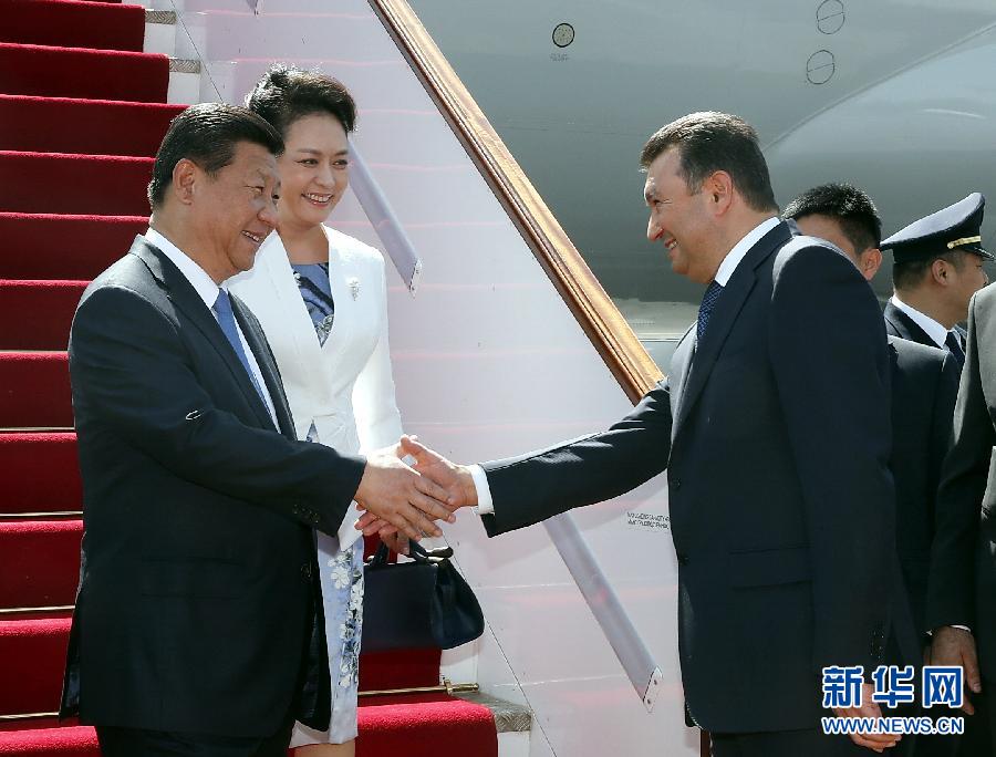 9月11日,國家主席習(xí)近平抵達杜尚別,應(yīng)塔吉克斯坦總統(tǒng)拉赫蒙邀請,出席上海合作組織成員國元首理事會第十四次會議并對塔吉克斯坦進行國事訪問。習(xí)近平和夫人彭麗媛在機場受到塔吉克斯坦總理拉蘇爾佐達等熱情迎接。新華社記者 鞠鵬 攝  9月11日,國家主席習(xí)近平抵達杜尚別,應(yīng)塔吉克斯坦總統(tǒng)拉赫蒙邀請,出席上海合作組織成員國元首理事會第十四次會議并對塔吉克斯坦進行國事訪問。習(xí)近平和夫人彭麗媛在機場受到塔吉克斯坦總理拉蘇爾佐達等熱情迎接。新華社記者 鞠鵬 攝