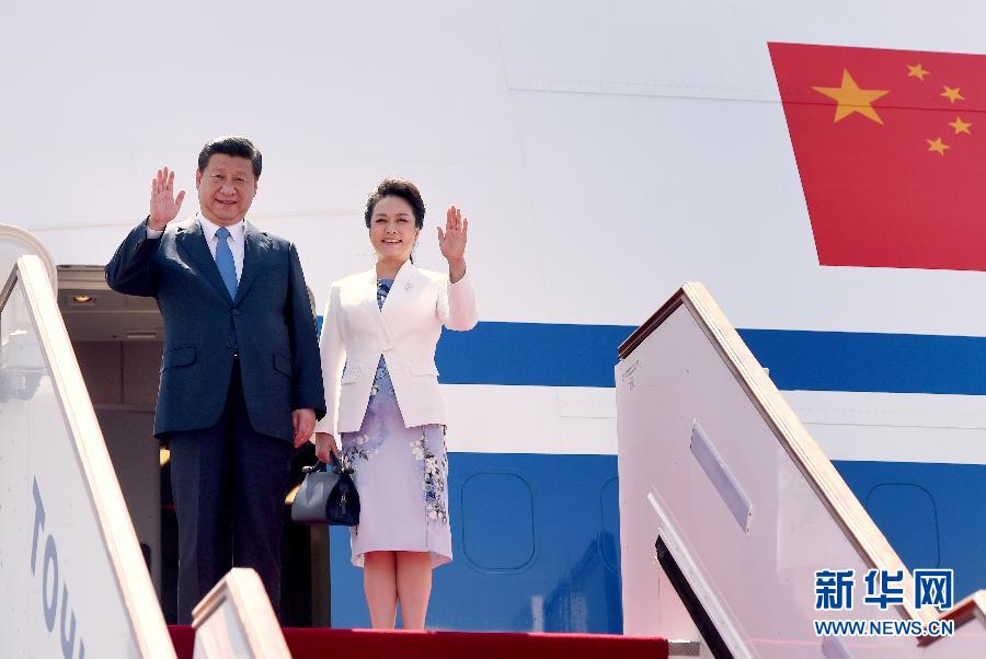 9月11日,中國國家主席習(xí)近平抵達杜尚別,應(yīng)塔吉克斯坦總統(tǒng)拉赫蒙邀請,出席上海合作組織成員國元首理事會第十四次會議并對塔吉克斯坦進行國事訪問。這是習(xí)近平和夫人彭麗媛走出機艙。新華社記者 馬占成 攝  9月11日,中國國家主席習(xí)近平抵達杜尚別,應(yīng)塔吉克斯坦總統(tǒng)拉赫蒙邀請,出席上海合作組織成員國元首理事會第十四次會議并對塔吉克斯坦進行國事訪問。這是習(xí)近平和夫人彭麗媛走出機艙。新華社記者 馬占成 攝