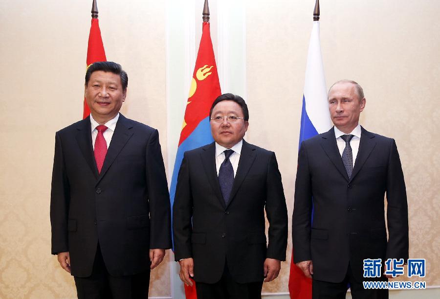 9月11日,中國國家主席習近平在塔吉克斯坦首都杜尚別同俄羅斯總統普京、蒙古國總統額勒貝格道爾吉舉行中俄蒙元首會晤。 新華社記者 鞠鵬攝  9月11日,中國國家主席習近平在塔吉克斯坦首都杜尚別同俄羅斯總統普京、蒙古國總統額勒貝格道爾吉舉行中俄蒙元首會晤。 新華社記者 鞠鵬攝