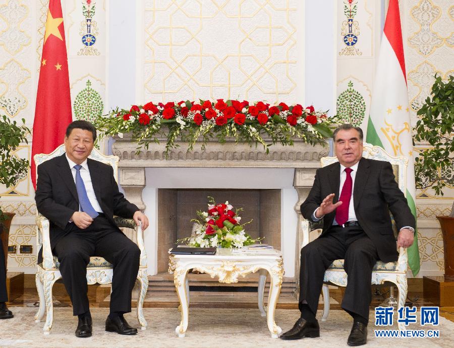 9月13日,國家主席習(xí)近平在杜尚別同塔吉克斯坦總統(tǒng)拉赫蒙舉行會談。 新華社記者黃敬文攝  9月13日,國家主席習(xí)近平在杜尚別同塔吉克斯坦總統(tǒng)拉赫蒙舉行會談。 新華社記者黃敬文攝
