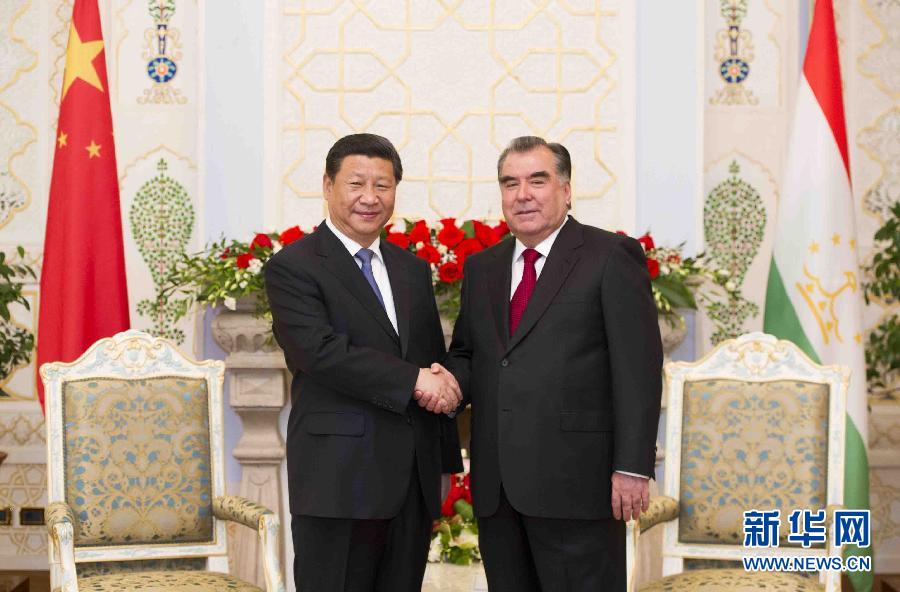 9月13日,國家主席習(xí)近平在杜尚別同塔吉克斯坦總統(tǒng)拉赫蒙舉行會談。 新華社記者黃敬文攝  9月13日,國家主席習(xí)近平在杜尚別同塔吉克斯坦總統(tǒng)拉赫蒙舉行會談。 新華社記者黃敬文攝