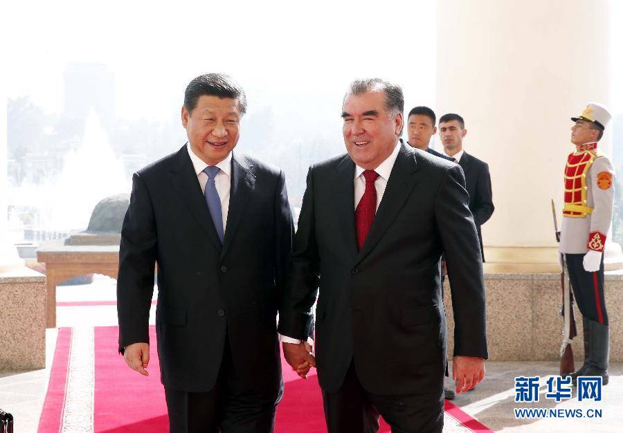 9月13日,國家主席習(xí)近平在杜尚別同塔吉克斯坦總統(tǒng)拉赫蒙舉行會談。 這是會談開始前,兩國元首步入會談大廳。 新華社記者鞠鵬攝  9月13日,國家主席習(xí)近平在杜尚別同塔吉克斯坦總統(tǒng)拉赫蒙舉行會談。 這是會談開始前,兩國元首步入會談大廳。 新華社記者鞠鵬攝