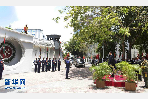 9月15日,國(guó)家主席習(xí)近平在馬累向馬爾代夫烈士紀(jì)念碑致禮。新華社記者 張鐸 攝 9月15日,國(guó)家主席習(xí)近平在馬累向馬爾代夫烈士紀(jì)念碑致禮。新華社記者 張鐸 攝