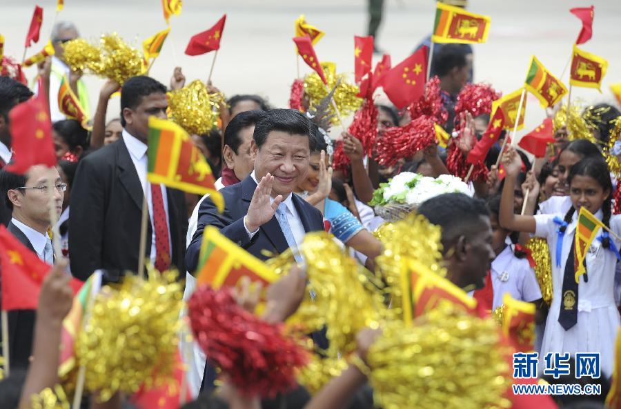 9月16日,國家主席習近平抵達科倫坡,開始對斯里蘭卡進行國事訪問。在班達拉奈克國際機場,習近平和夫人彭麗媛受到拉賈帕克薩總統夫婦熱情迎接。新華社記者謝環馳攝   9月16日,國家主席習近平抵達科倫坡,開始對斯里蘭卡進行國事訪問。在班達拉奈克國際機場,習近平和夫人彭麗媛受到拉賈帕克薩總統夫婦熱情迎接。新華社記者謝環馳攝
