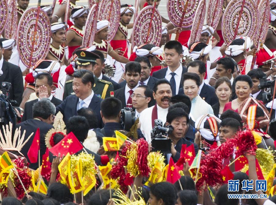 9月16日,國家主席習近平抵達科倫坡,開始對斯里蘭卡進行國事訪問。在班達拉奈克國際機場,習近平和夫人彭麗媛受到拉賈帕克薩總統夫婦熱情迎接。新華社記者黃敬文攝  9月16日,國家主席習近平抵達科倫坡,開始對斯里蘭卡進行國事訪問。在班達拉奈克國際機場,習近平和夫人彭麗媛受到拉賈帕克薩總統夫婦熱情迎接。新華社記者黃敬文攝