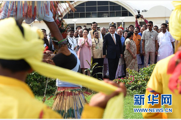 9月17日,國家主席習近平抵達古吉拉特邦艾哈邁達巴德市,開始對印度進行國事訪問。這是印度青年跳起古吉拉特邦傳統(tǒng)舞蹈,歡迎習近平和夫人彭麗媛。新華社記者 馬占成 攝 9月17日,國家主席習近平抵達古吉拉特邦艾哈邁達巴德市,開始對印度進行國事訪問。這是印度青年跳起古吉拉特邦傳統(tǒng)舞蹈,歡迎習近平和夫人彭麗媛。新華社記者 馬占成 攝