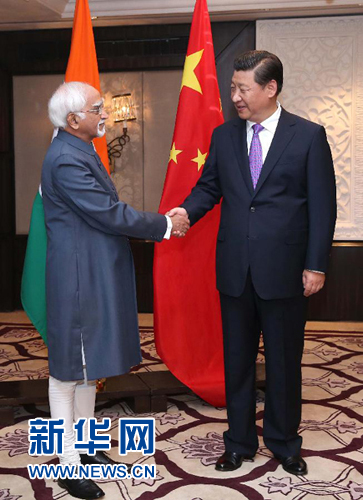 9月18日,國家主席習(xí)近平在新德里會(huì)見印度副總統(tǒng)兼聯(lián)邦院議長安薩里。 新華社記者 龐興雷 攝 9月18日,國家主席習(xí)近平在新德里會(huì)見印度副總統(tǒng)兼聯(lián)邦院議長安薩里。 新華社記者 龐興雷 攝