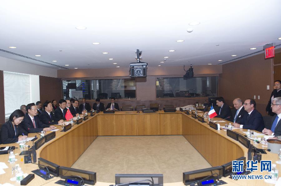 9月23日，出席聯(lián)合國(guó)氣候峰會(huì)的國(guó)家主席習(xí)近平特使、國(guó)務(wù)院副總理張高麗在紐約聯(lián)合國(guó)總部會(huì)見(jiàn)法國(guó)總統(tǒng)奧朗德。 新華社記者 王曄 攝