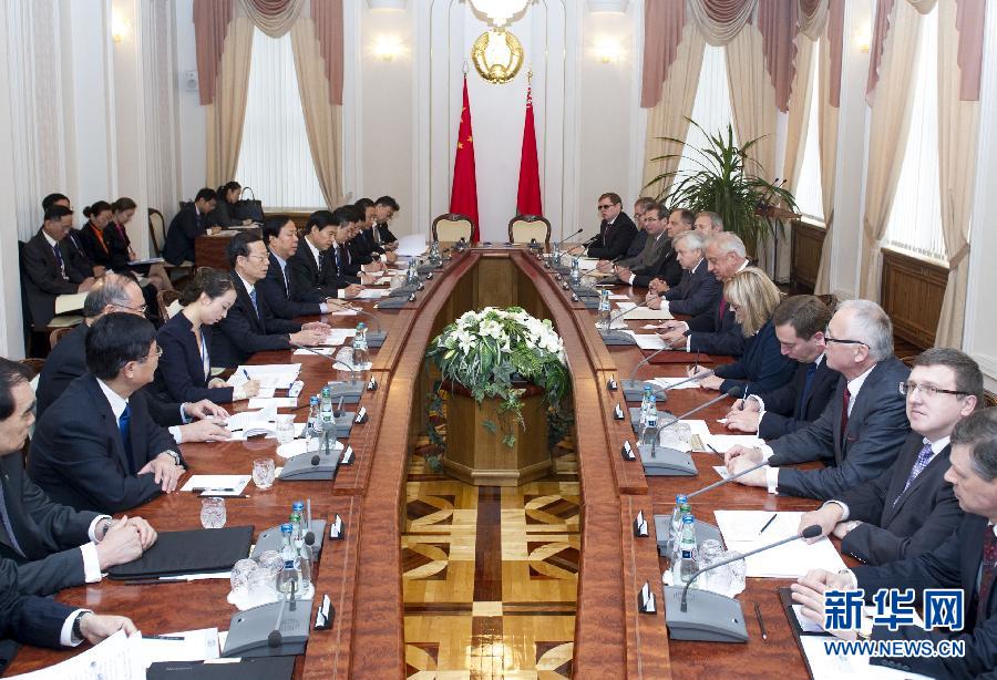  9月27日，應(yīng)邀訪問白俄羅斯的國務(wù)院副總理張高麗在明斯克同白俄羅斯總理米亞斯尼科維奇舉行會談。 新華社記者王曄攝