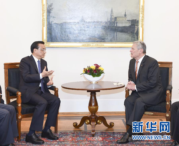 10月10日，國(guó)務(wù)院總理李克強(qiáng)在柏林會(huì)見(jiàn)德國(guó)總統(tǒng)高克。 新華社記者李學(xué)仁 攝